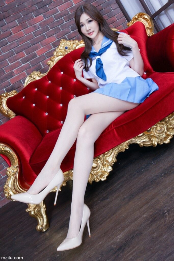 成熟迷人的美少妇，美腿纤细白皙真性感-知图屋