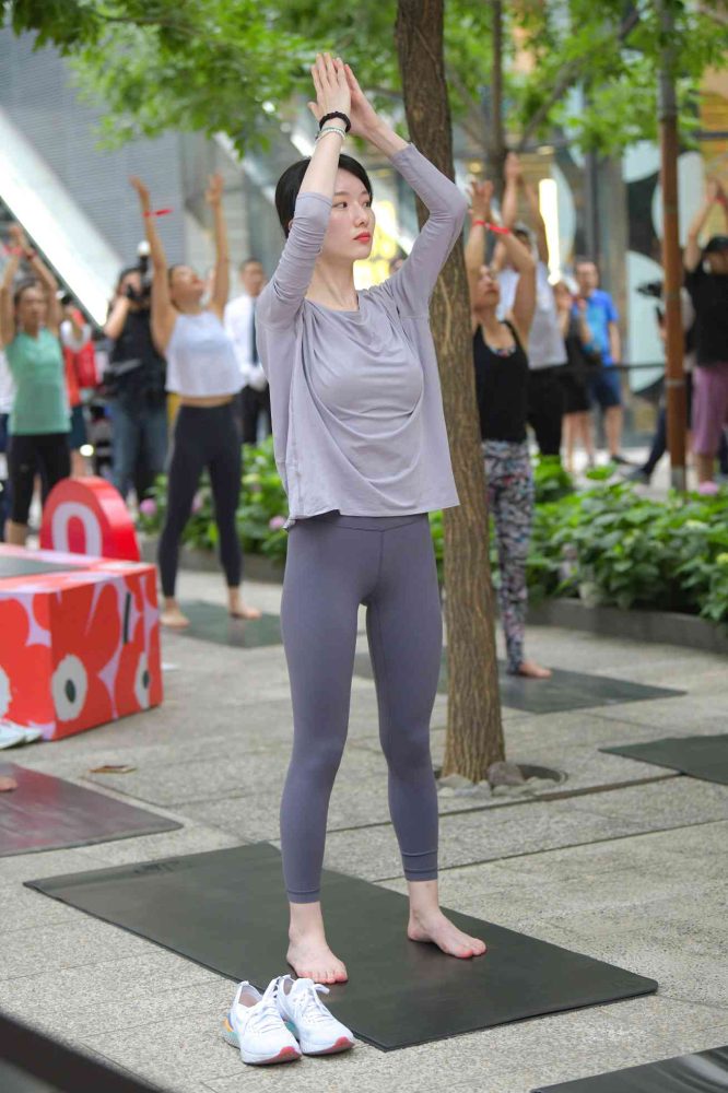 做瑜伽的小女人【75P】04023-知图屋