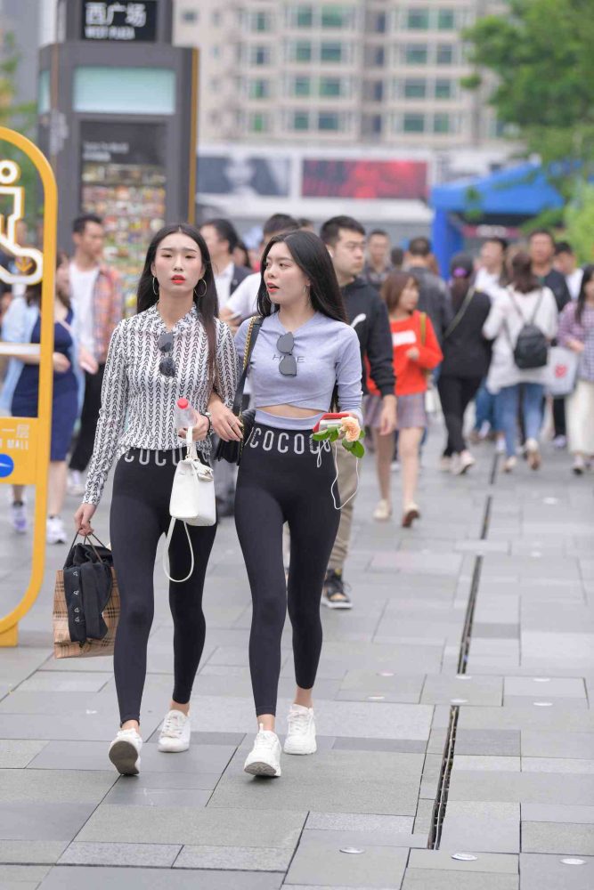 【免费】逛街的两个瑜伽裤姑娘【40P】04030-知图屋