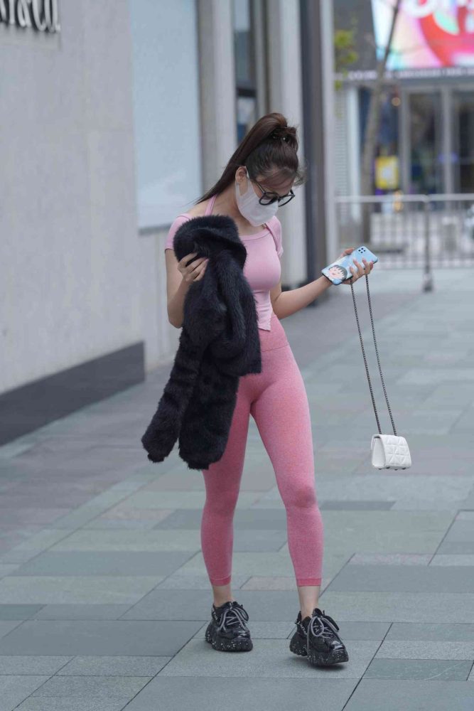 粉红色瑜伽裤的眼镜妹妹【93P】04019-知图屋