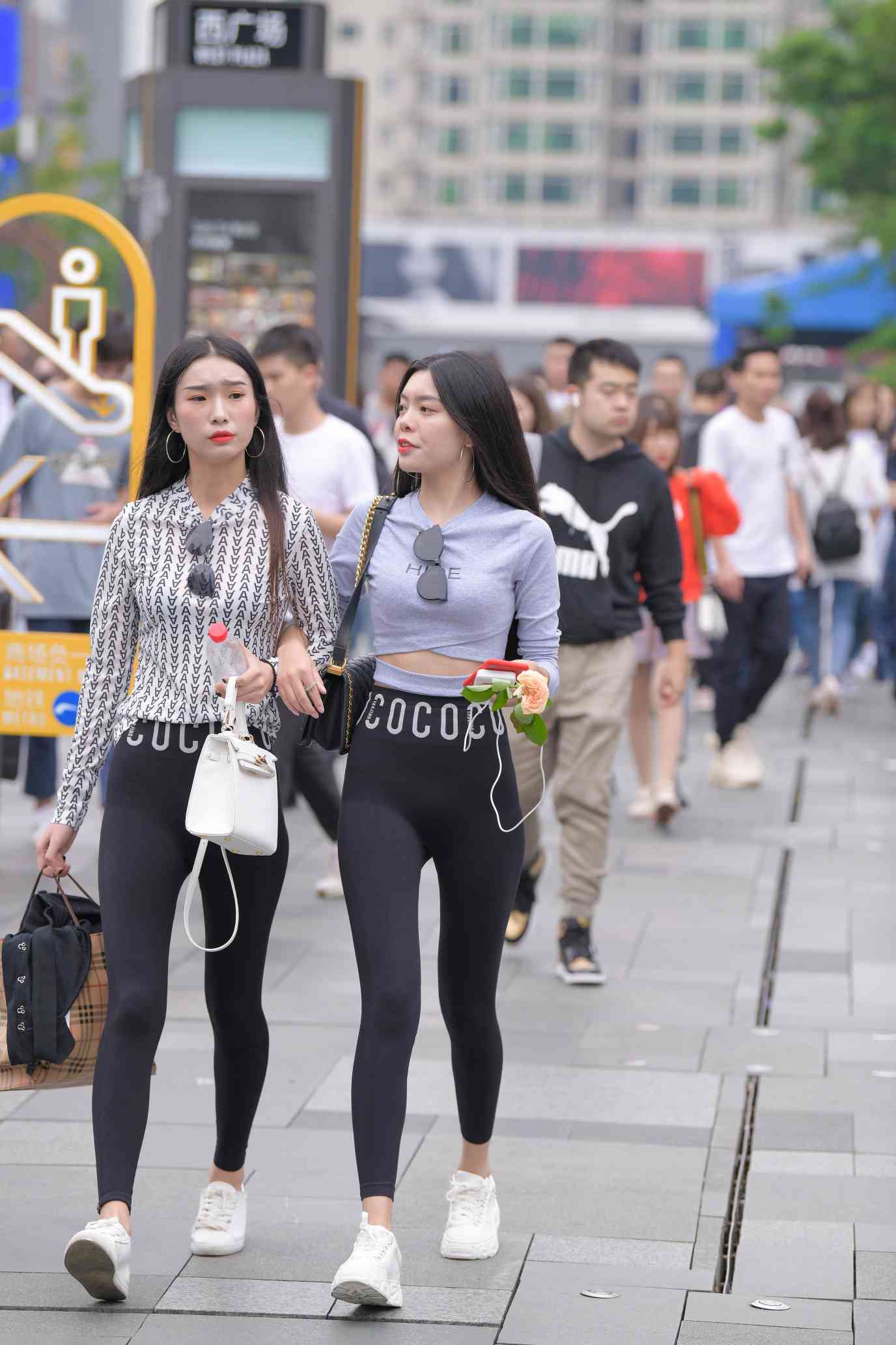 图片[2]-【免费】逛街的两个瑜伽裤姑娘【40P】04030-知图屋