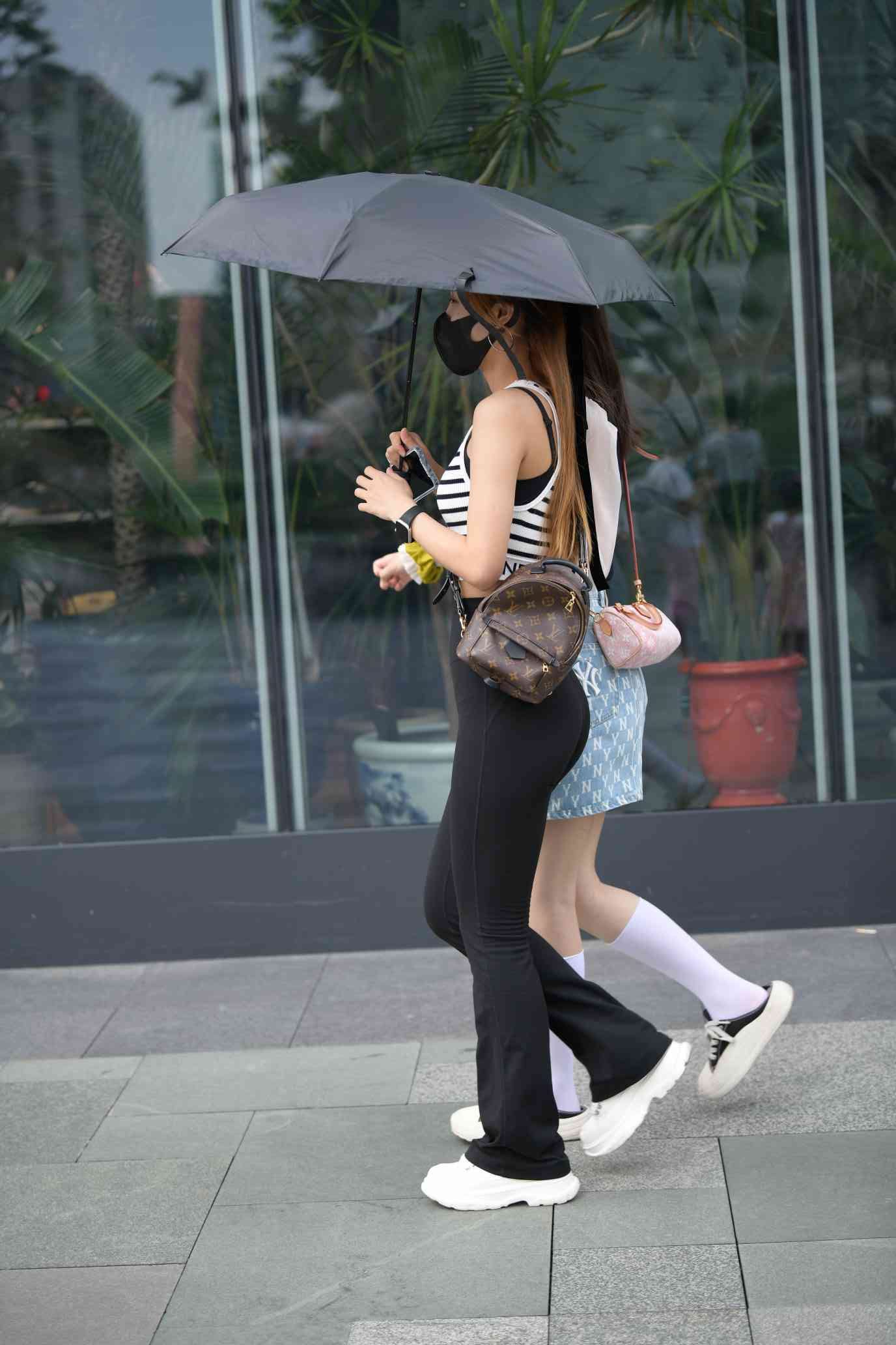 图片[2]-打伞的瑜伽裤姑娘【93P】04032-知图屋