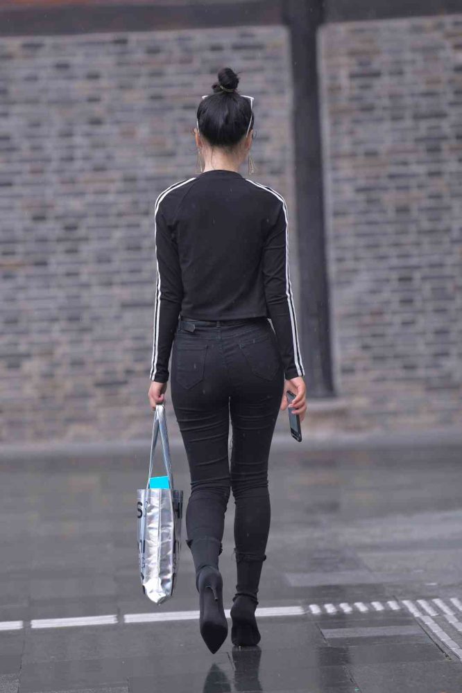 【免费】酷酷的紧身牛仔裤女人【7P】04038-知图屋