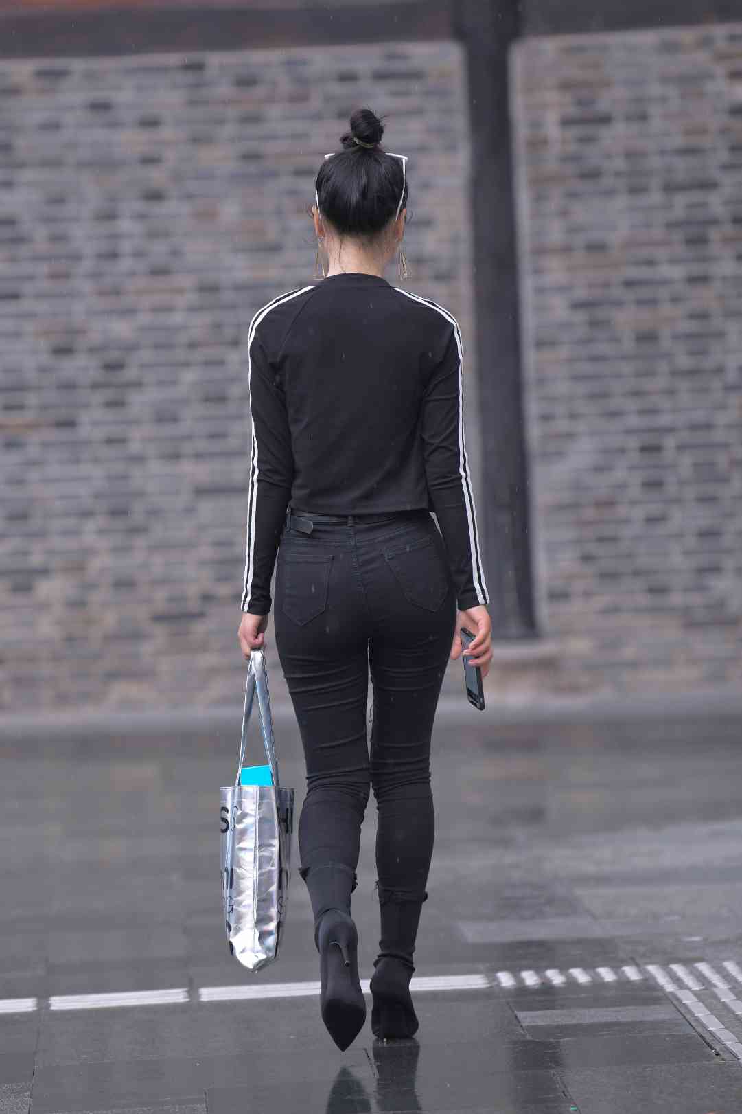 图片[1]-【免费】酷酷的紧身牛仔裤女人【7P】04038-知图屋