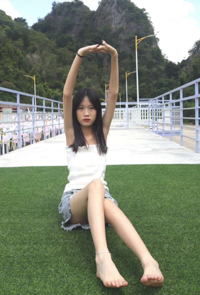 坐在草地上的长发女孩【172P】20012-知图屋