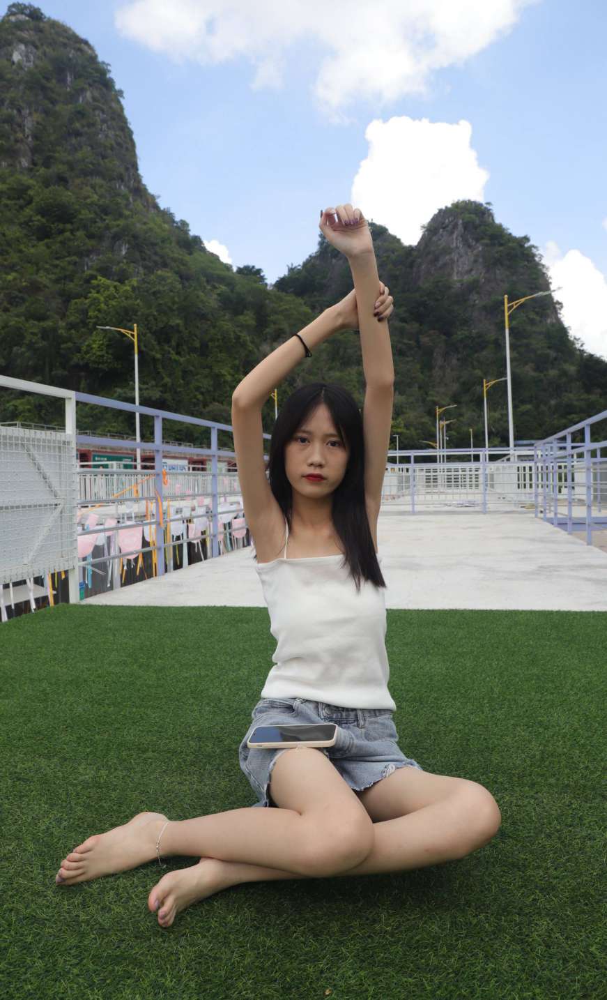 图片[3]-坐在草地上的长发女孩【172P】20012-知图屋