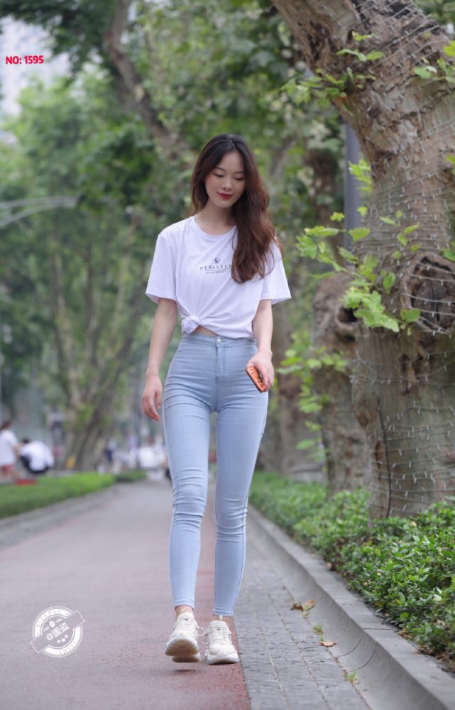 图片[1]-个子非常高的紧身牛仔裤女孩J2065 879P1V-25.5GB-知图屋