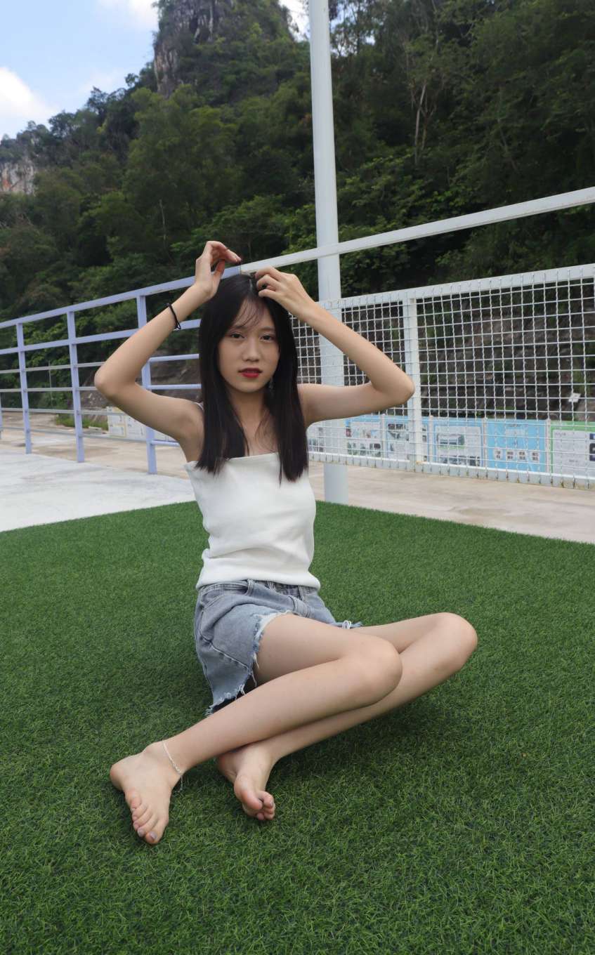 图片[4]-坐在草地上的长发女孩【172P】20012-知图屋