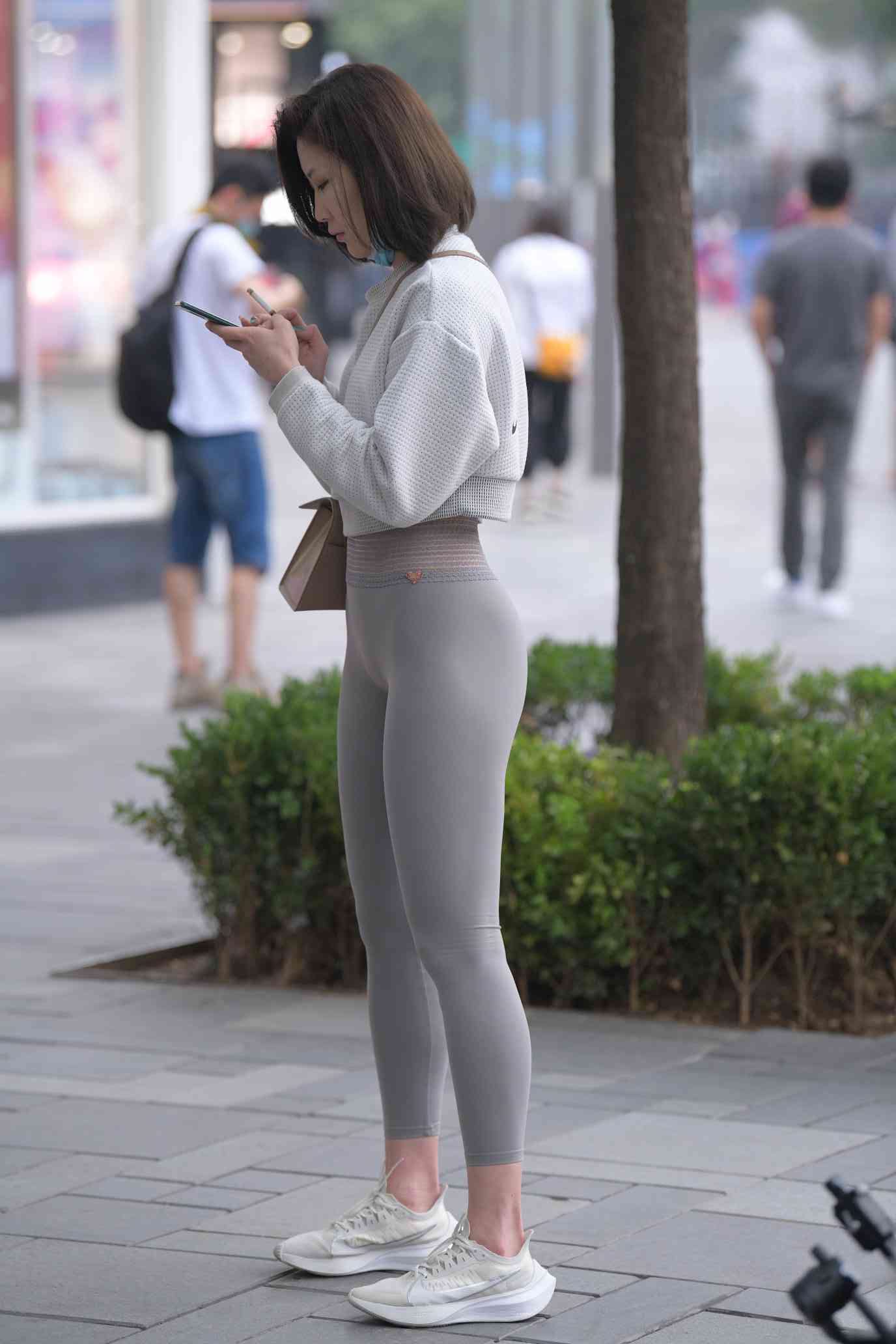 图片[1]-身材很好的短发瑜伽裤姑娘【157P】04015-知图屋