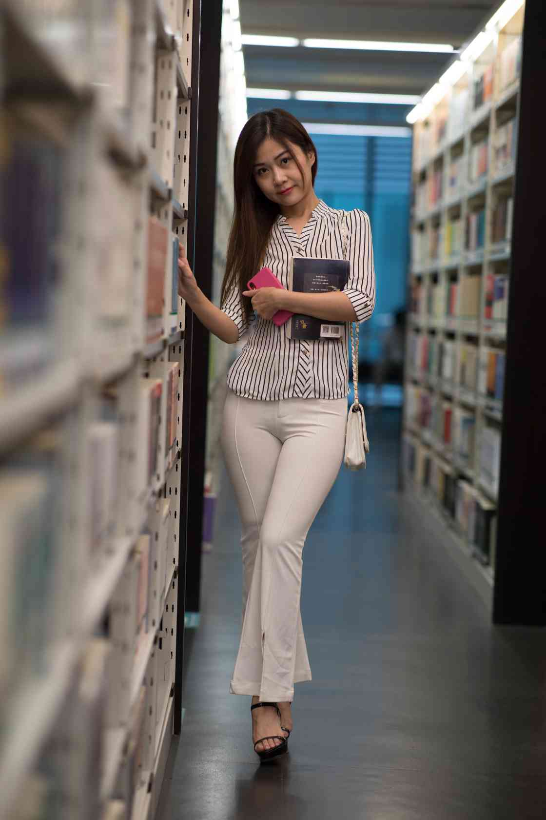 图片[5]-逛书店的白色紧身裤女孩【450P】04040-知图屋