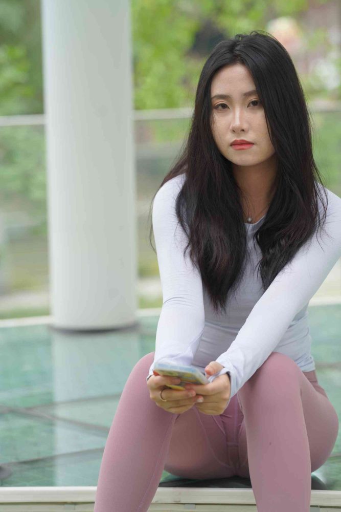 图片[2]-坐在草地玩手机的瑜伽姑娘【733P】04012-知图屋