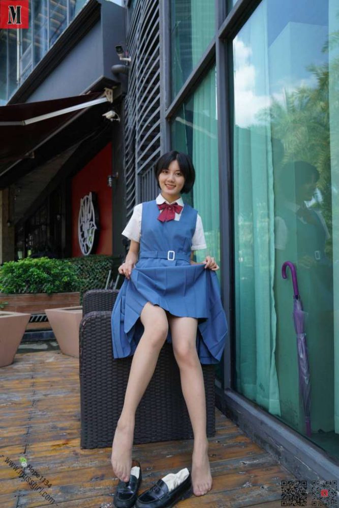 一副学生模样的短发姑娘【112P】20023-知图屋