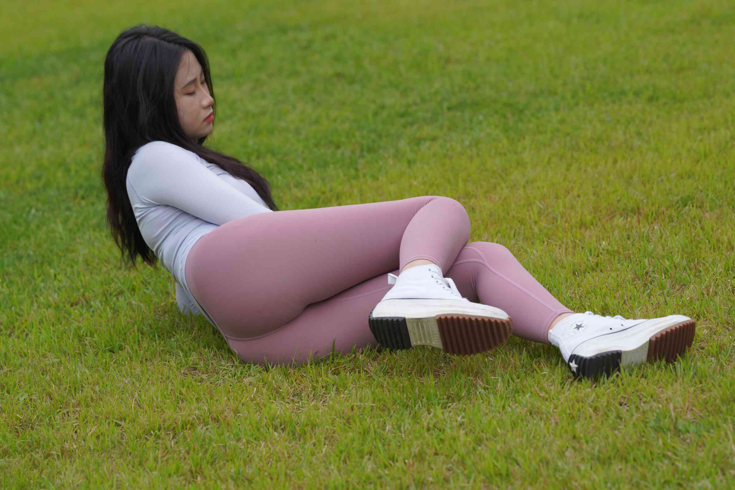 图片[4]-坐在草地玩手机的瑜伽姑娘【733P】04012-知图屋