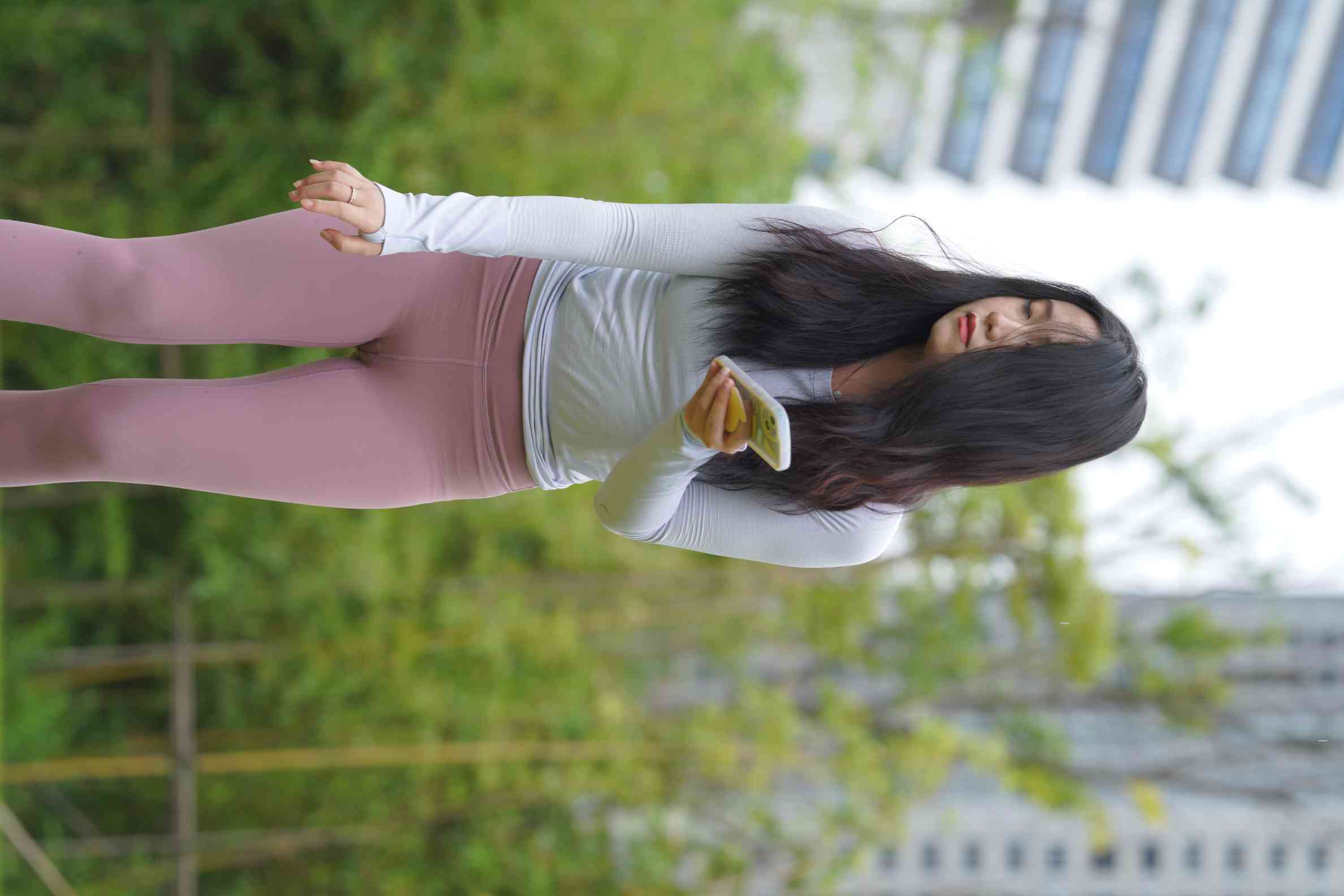 图片[5]-坐在草地玩手机的瑜伽姑娘【733P】04012-知图屋