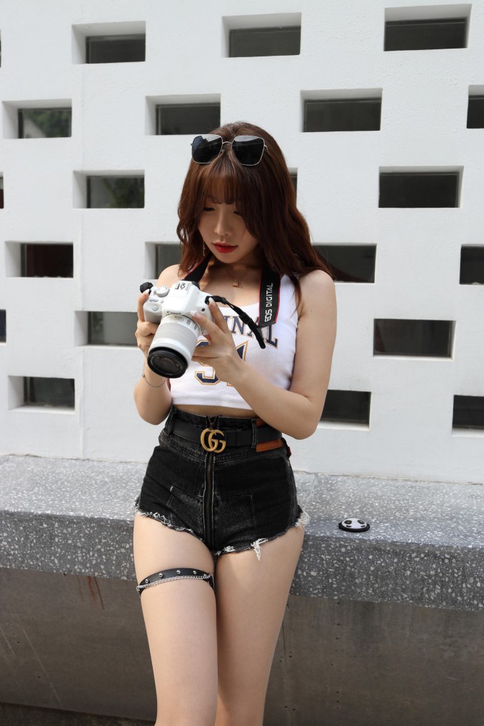 图片[4]-在户外玩单反相机的牛仔热裤女孩【450MB】00032-知图屋