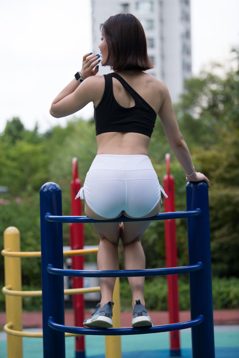 图片[6]-在户外玩耍的白色短裤漂亮姑娘【239P】00061-知图屋