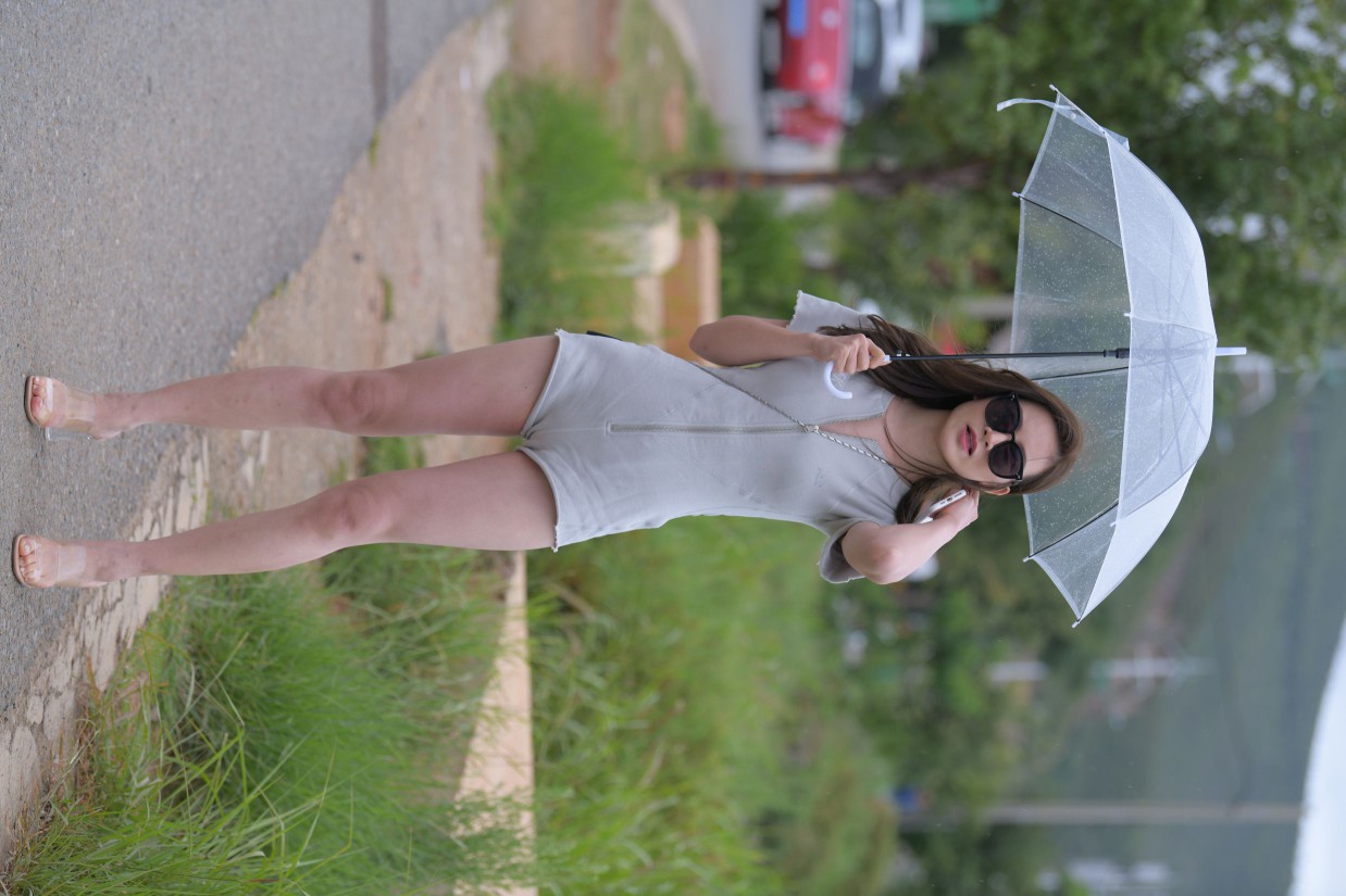 图片[2]-在海边开跑车的连衣短裤女孩【390P】00030-知图屋