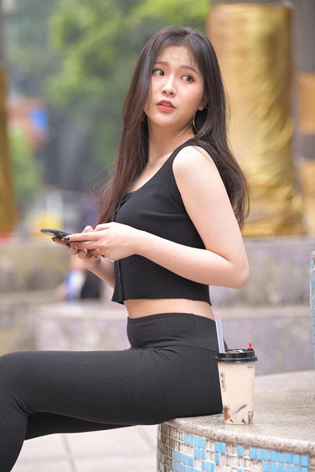 喝奶茶的黑色瑜伽裤长发姑娘【376P】00055-知图屋