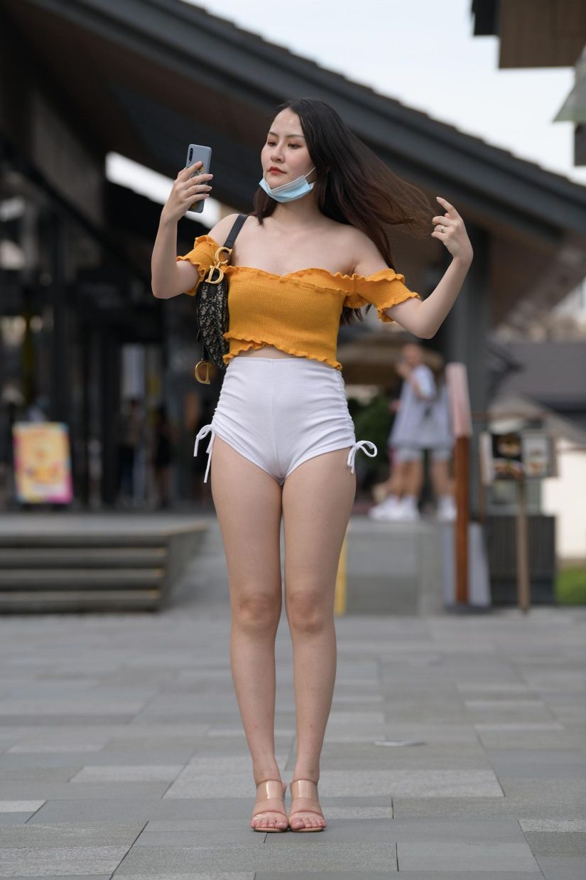 图片[1]-高腰白色短裤的漂亮女孩【767P】00065-知图屋