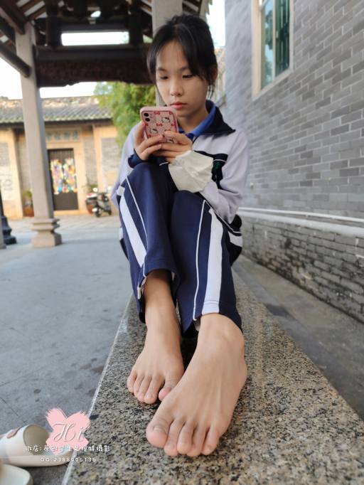 【免费】专心致志玩手机的女孩【42P】20028-知图屋