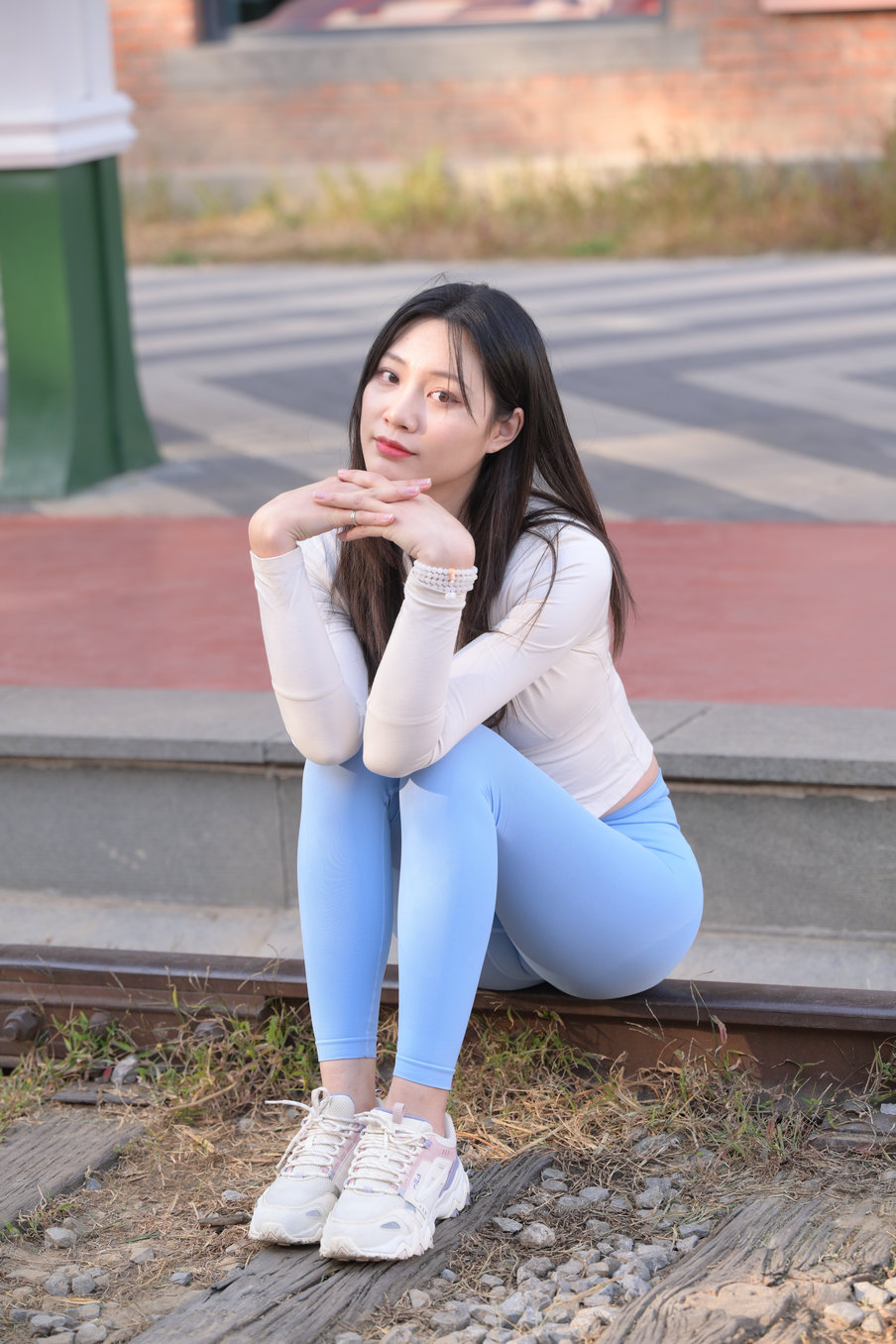 图片[2]-在路边休息的瑜伽裤女孩 J3435 558P-10.8GB-知图屋