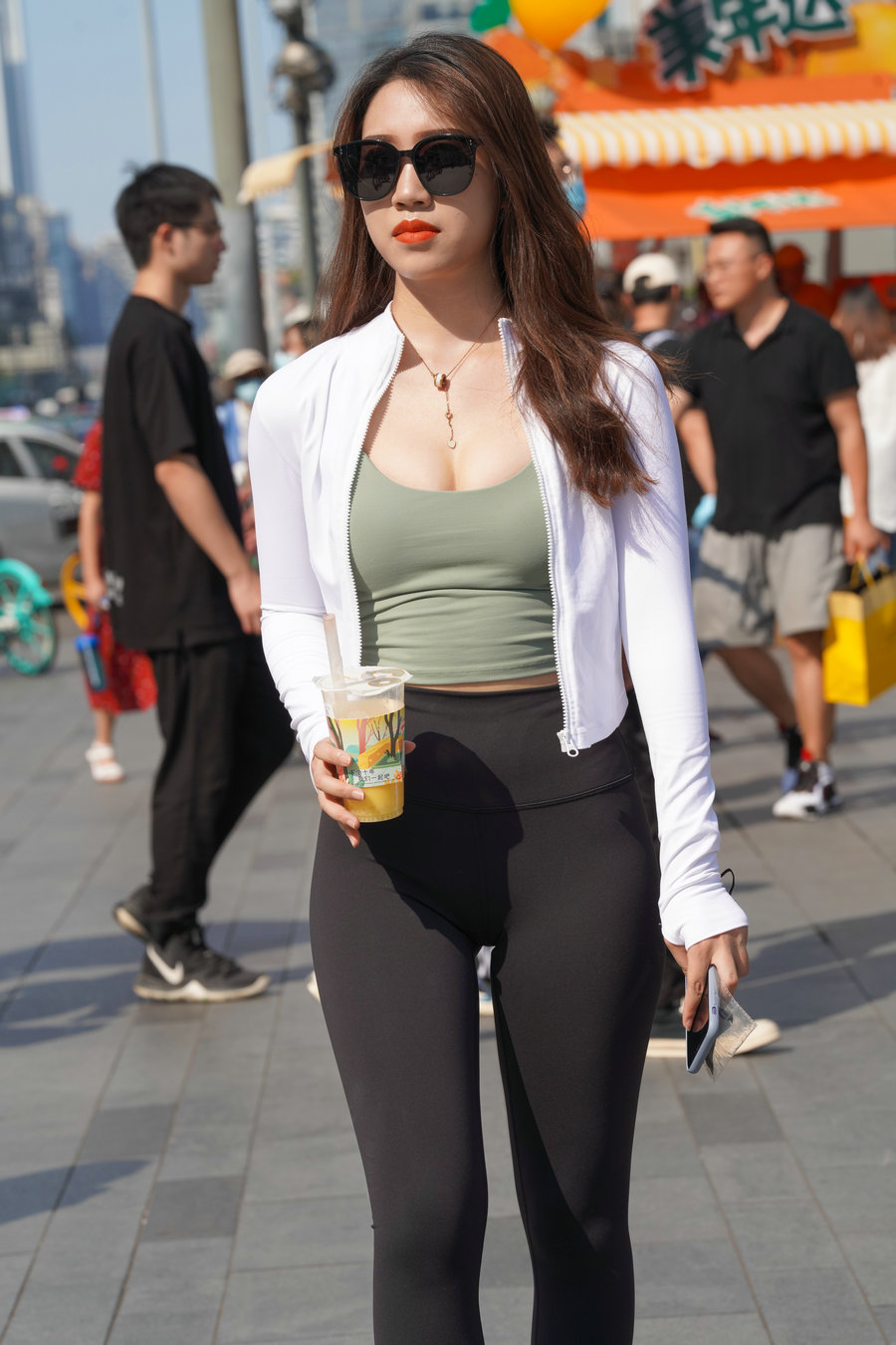 图片[1]-戴墨镜逛街的瑜伽裤女孩 J2859 368P6V-22.8GB-知图屋