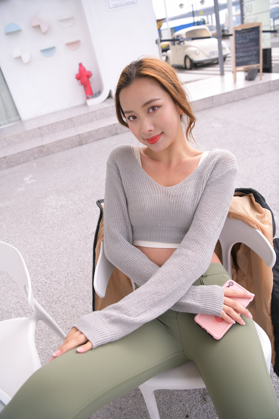 图片[2]-非常可爱的瑜伽裤女孩坐在凳子上 J1520 998P1V-26.5GB-知图屋