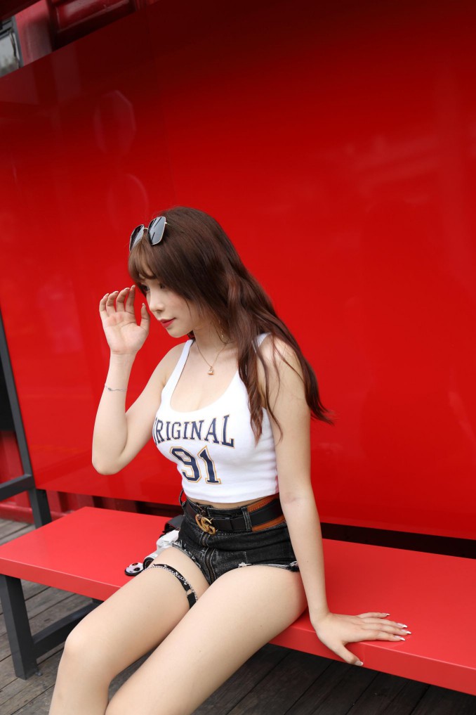 图片[5]-在户外玩单反相机的牛仔热裤女孩【450MB】00032-知图屋