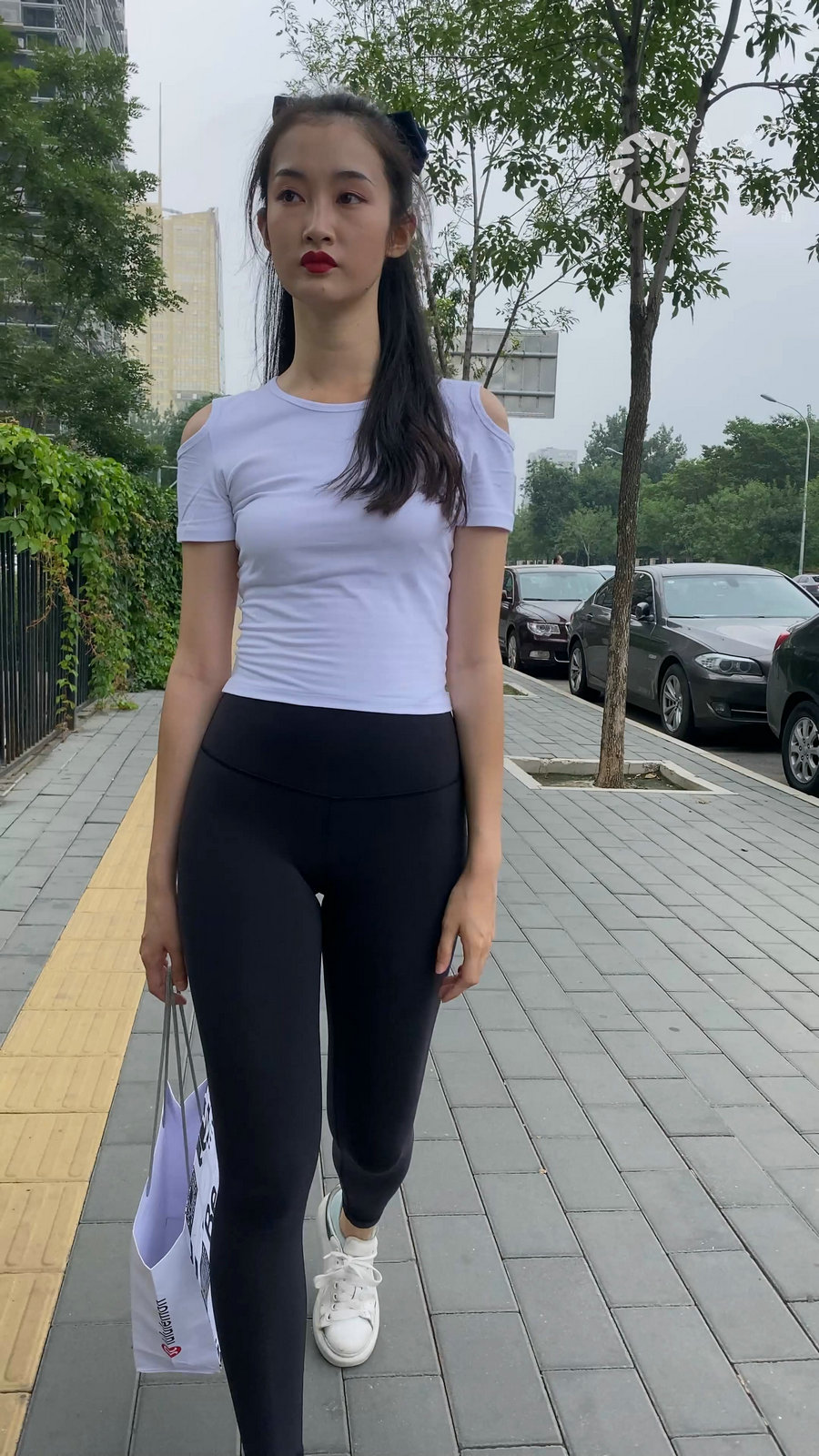 图片[1]-黑色瑜伽裤逛街的女孩J4000 MP4-7.76GB-知图屋