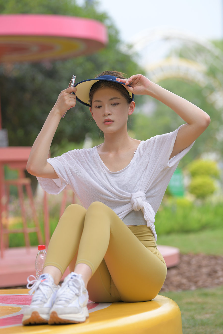 图片[1]-戴着遮阳帽的瑜伽裤女孩J2965 796P1V-27.1GB-知图屋