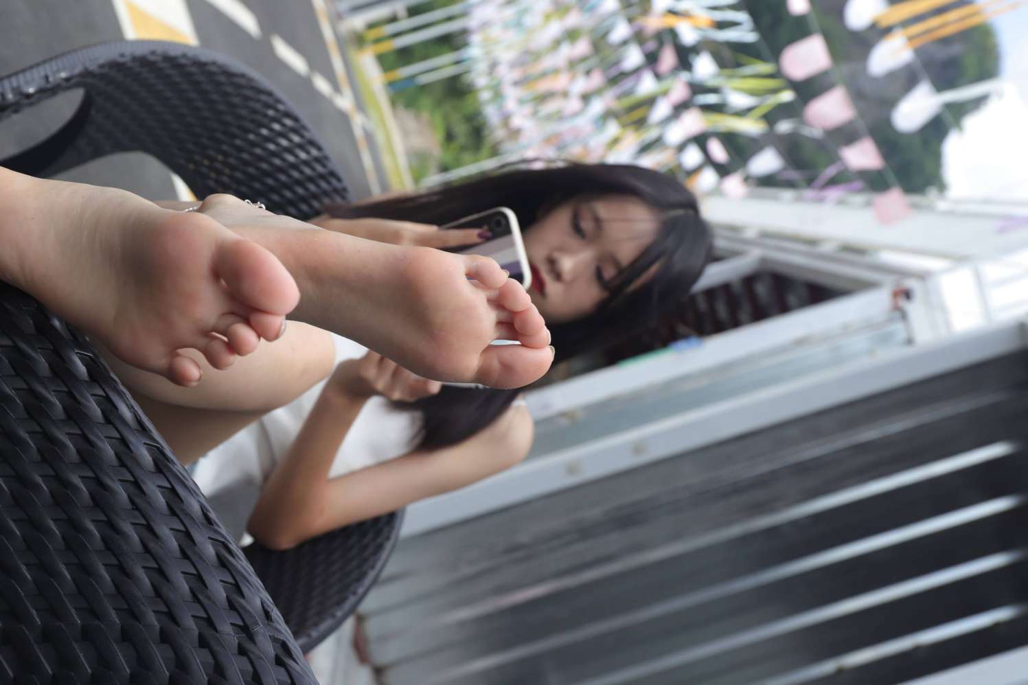 图片[2]-坐在草地上的长发女孩【172P】20012-知图屋