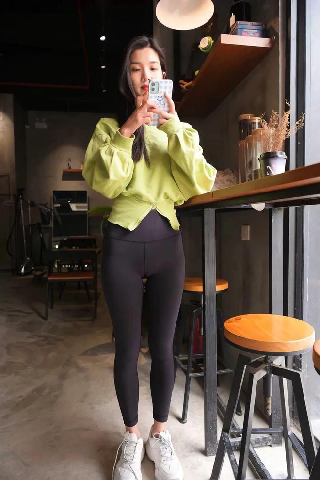 图片[5]-绿色瑜伽裤女孩很开心 J1519 1094P1V-27.6GB-知图屋