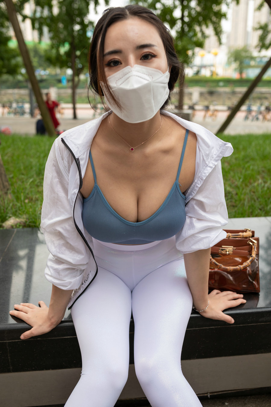 图片[1]-白色瑜伽裤女孩很漂亮 J1518 856P4V-30.0GB-知图屋