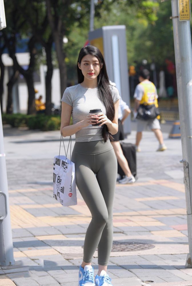 在外面逛街的瑜伽裤女孩J2240 449P1V-16.7GB-知图屋