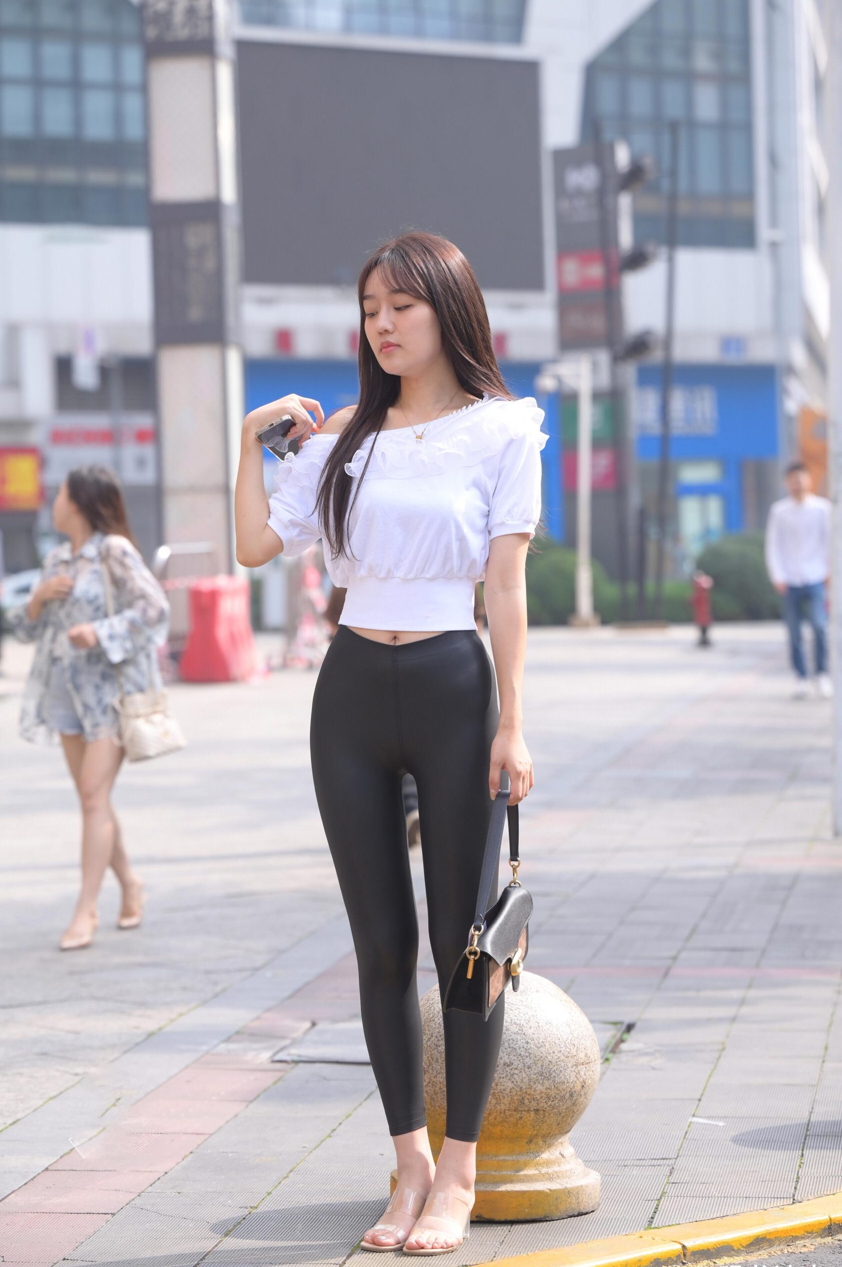 图片[4]-笑容非常甜美且治愈的皮裤女孩 J1945 751P1V-22.1GB-知图屋