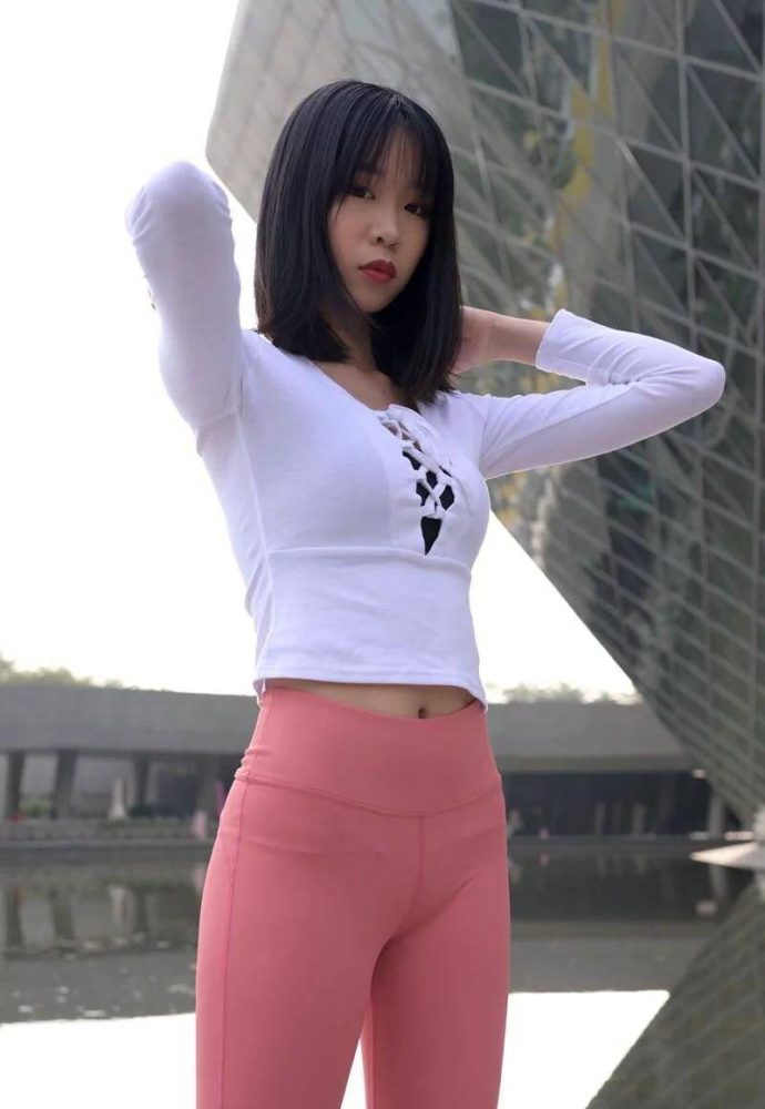 粉色瑜伽裤年轻女孩 J1311 417P17V-14.9GB-知图屋