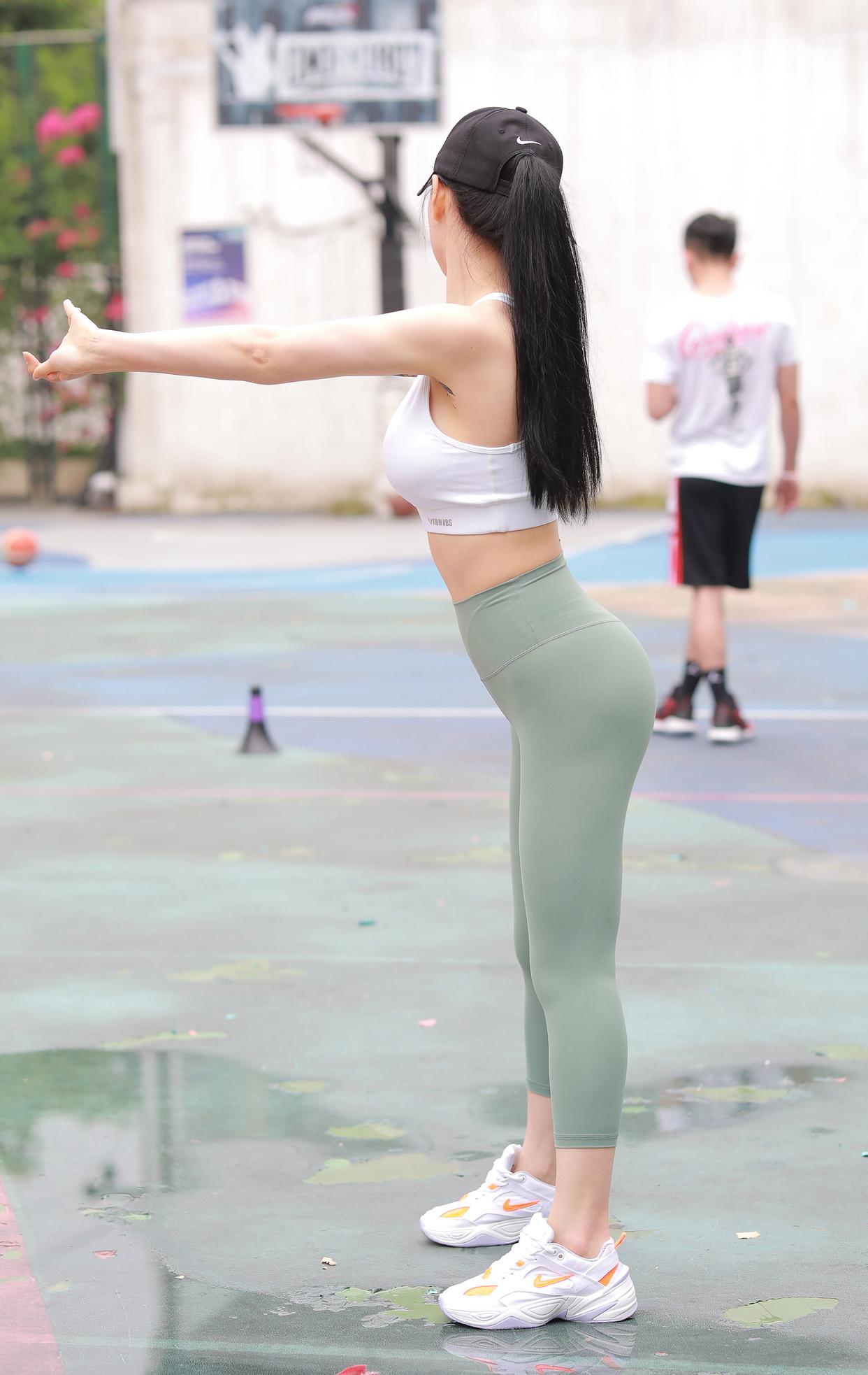 图片[1]-打扮很休闲的瑜伽裤女孩 J1600 415P3V-10.4GB-知图屋