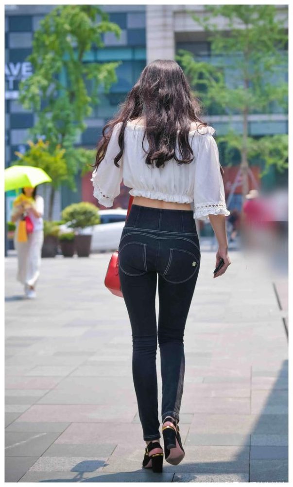 紧身牛仔裤卷发姑娘 J1726 103P-2.28GB-知图屋