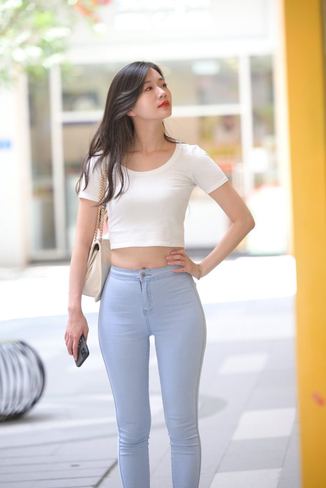 图片[2]-正在逛街的紧身牛仔裤女孩J1815 1112P1V-30.2GB-知图屋