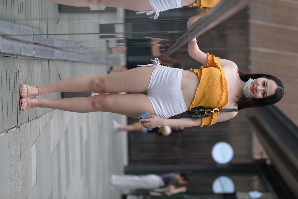 图片[2]-高腰白色短裤的漂亮女孩【767P】00065-知图屋