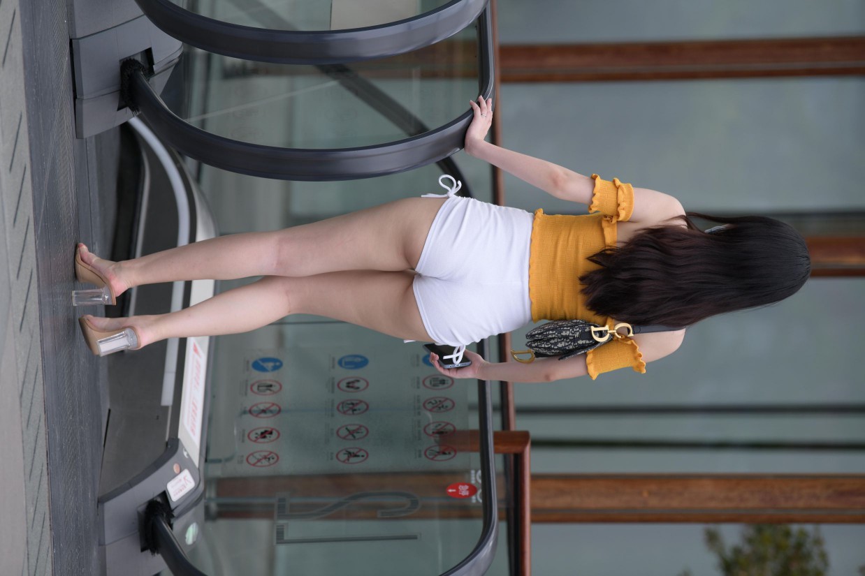 图片[3]-高腰白色短裤的漂亮女孩【767P】00065-知图屋