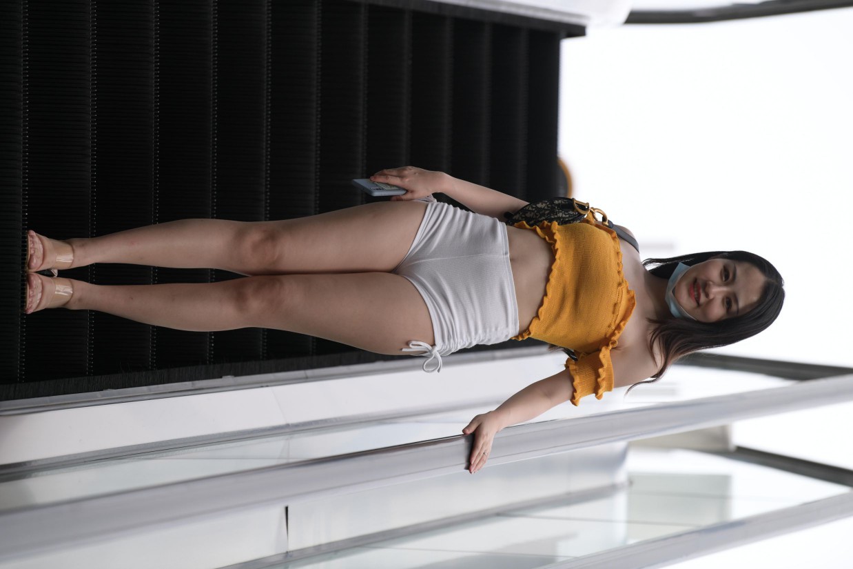 图片[4]-高腰白色短裤的漂亮女孩【767P】00065-知图屋