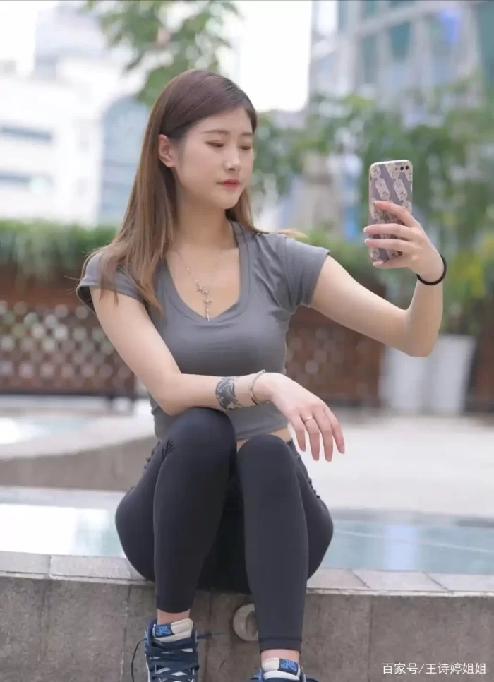 图片[2]-有小虎牙非常甜美的瑜伽裤女孩-知图屋