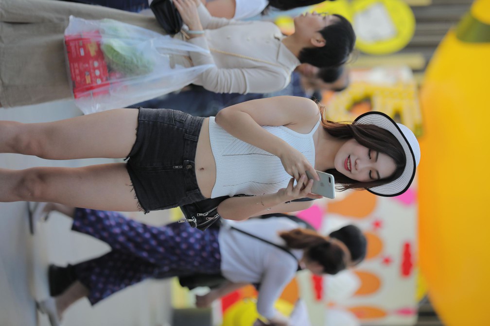 图片[2]-非常时尚阳光的牛仔热裤女孩【808P】00064-知图屋