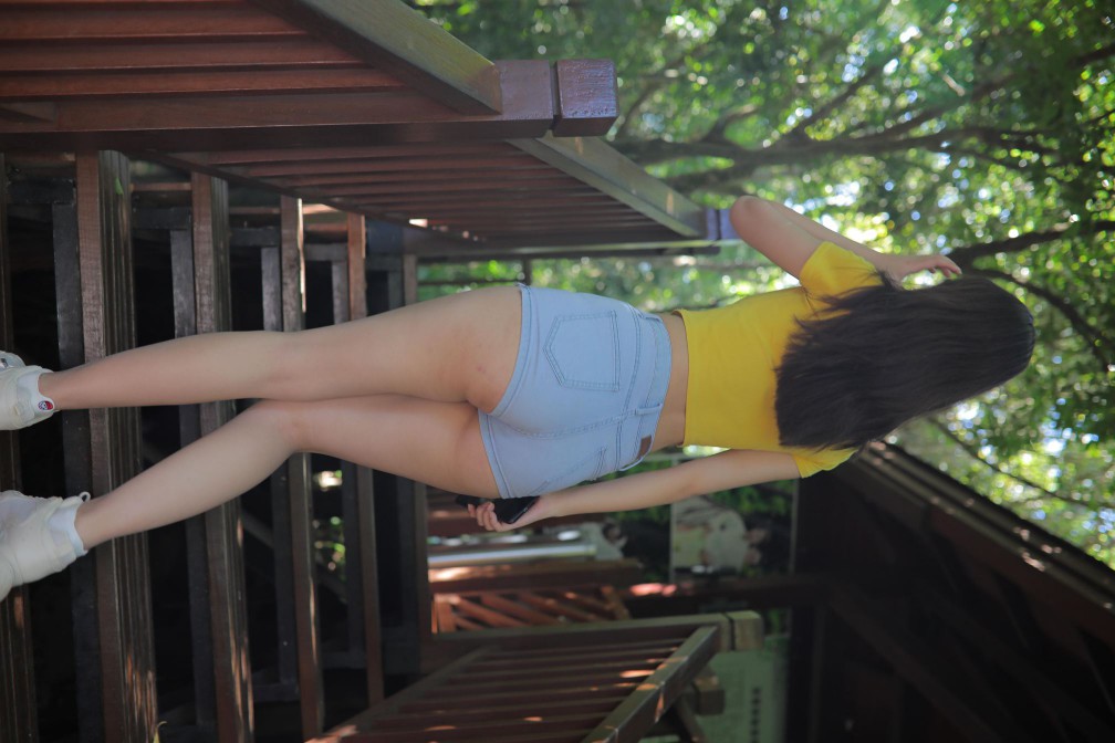 图片[3]-在户外散心的紧身牛仔短裤女孩【536P】00048-知图屋