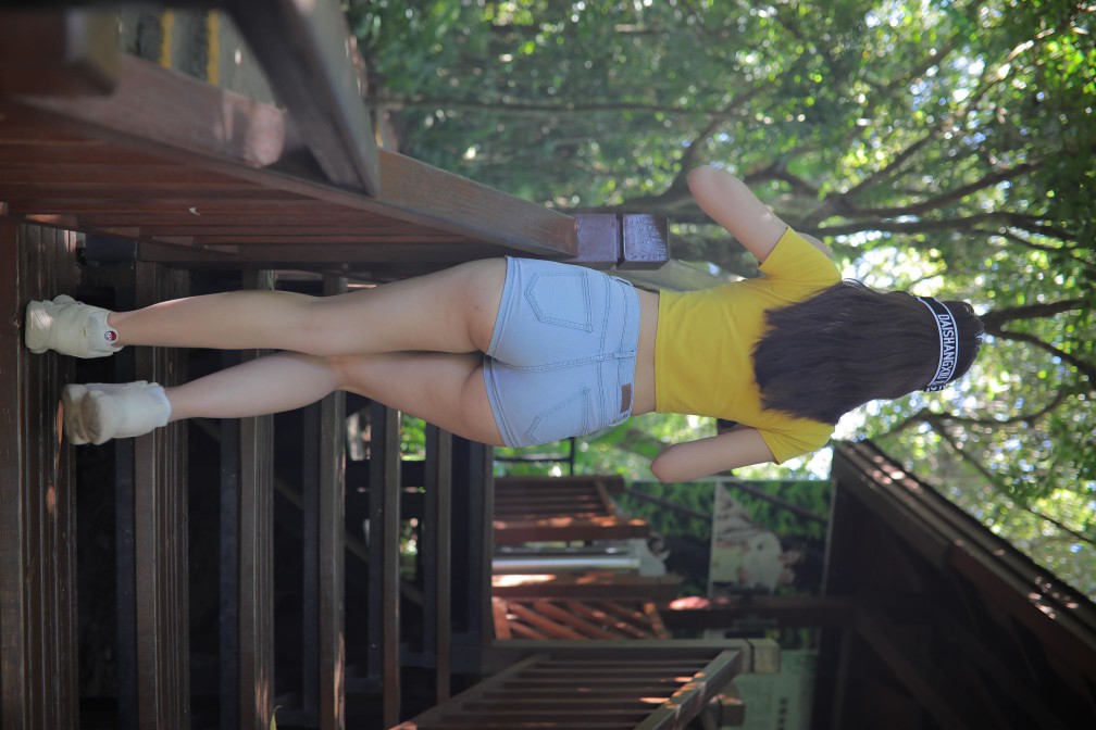 图片[5]-在户外散心的紧身牛仔短裤女孩【536P】00048-知图屋