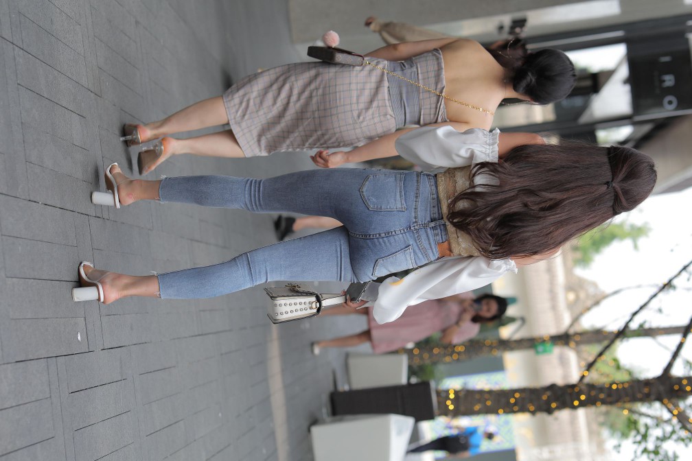 图片[5]-长相甜美的紧身牛仔裤姑娘【114P】00038-知图屋