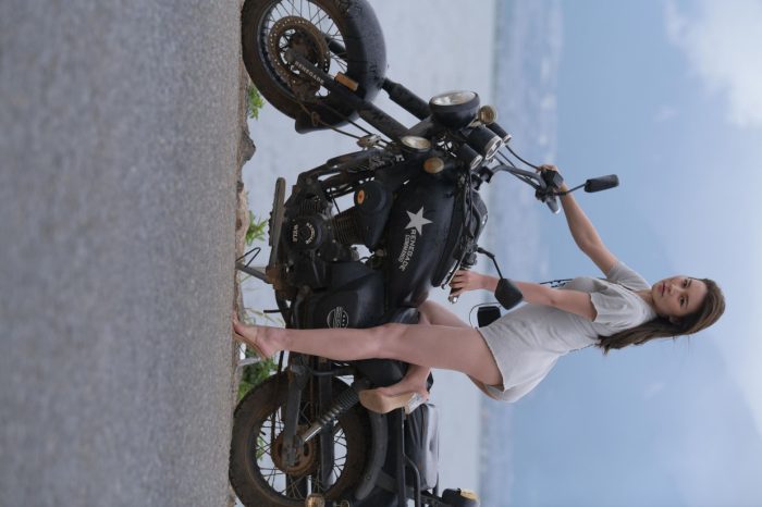 阴雨天在海边骑车的长发女人【156P】00044-知图屋