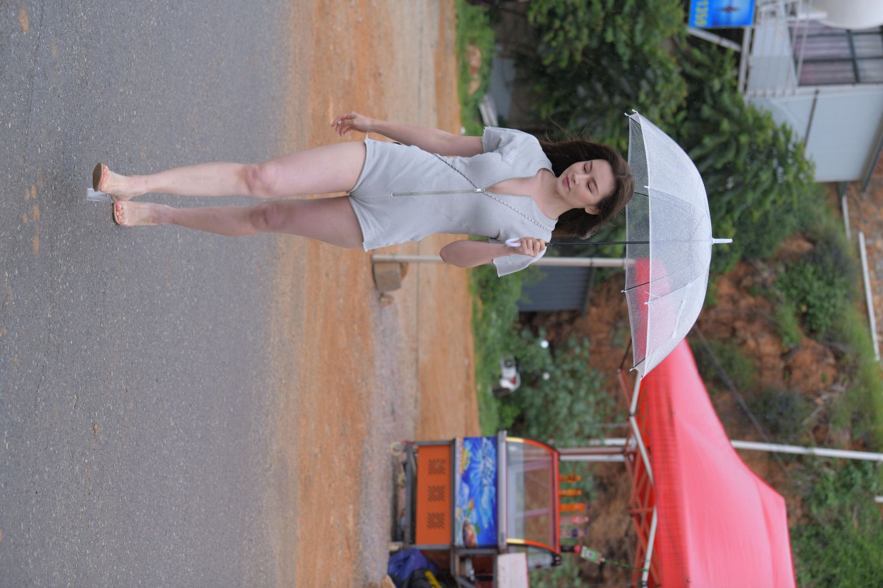 图片[4]-阴雨天在海边骑车的长发女人【156P】00044-知图屋