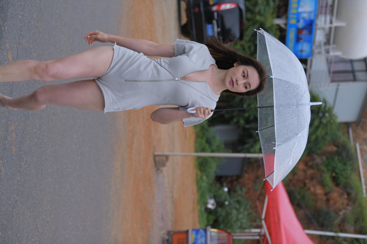 图片[5]-阴雨天在海边骑车的长发女人【156P】00044-知图屋